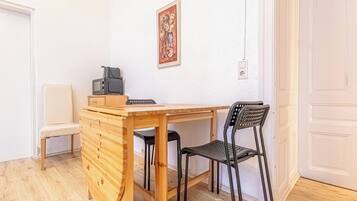 Basic Apartment | Private kitchen | Fridge, oven, stovetop, cookware/dishes/utensils