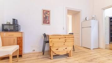 Basic-Apartment | Eigene Küche | Kühlschrank, Ofen, Herdplatte, Kochgeschirr/Geschirr/Besteck