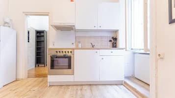 Refrigerador, horno, placa de cocina, utensilios de cocina