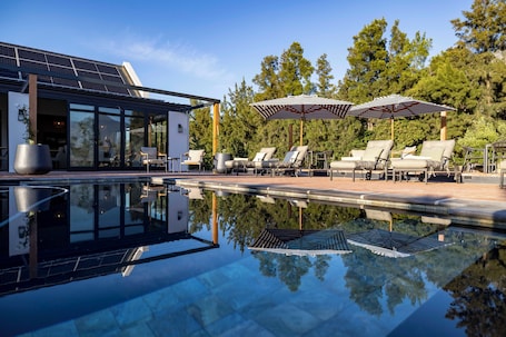 Una piscina al aire libre