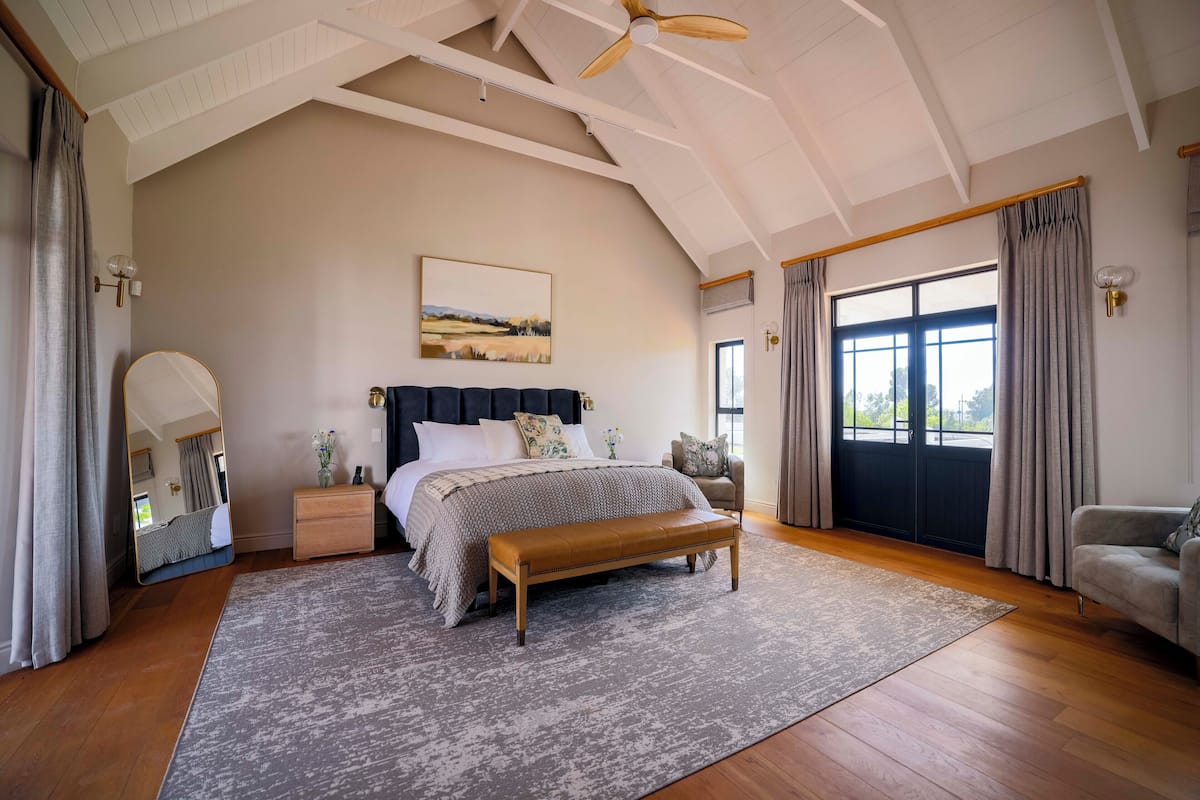 Luxe kamer, 1 twee- of 2 eenpersoonsbedden, 1 kingsize bed, uitzicht op tuin | Luxe beddengoed, een minibar, een kluis op de kamer