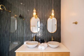Luxury Double or Twin Room, 1 King Bed, Garden View | Bathroom | Separate bathtub and shower, free toiletries, hair dryer, towels