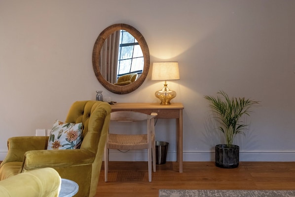 Luxe kamer, 1 twee- of 2 eenpersoonsbedden, 1 kingsize bed, uitzicht op tuin | Luxe beddengoed, een minibar, een kluis op de kamer