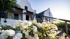 A white building with a balcony and a staircase. - Diggers Country House (Tulbagh)