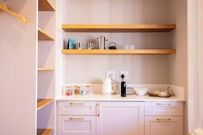 Luxe kamer, 1 twee- of 2 eenpersoonsbedden, 1 kingsize bed, uitzicht op tuin | Luxe beddengoed, een minibar, een kluis op de kamer