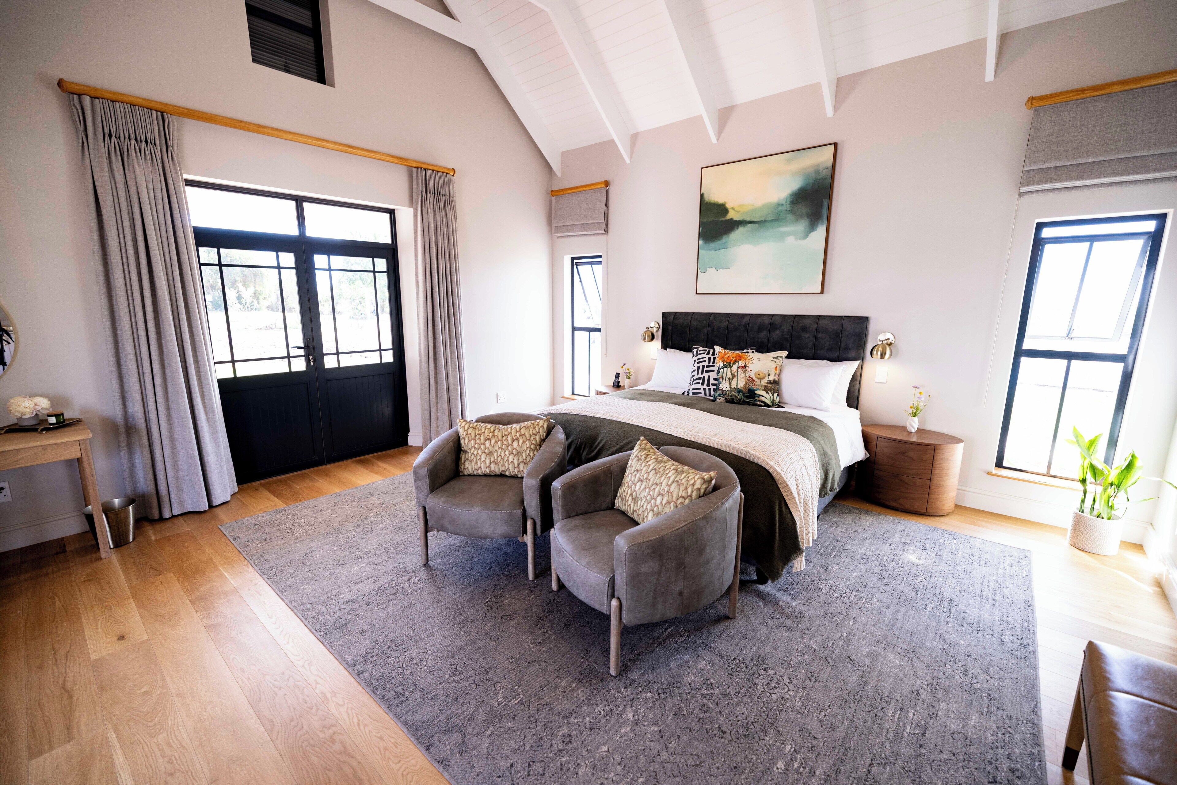 أغطية فراش متميزة وميني بار وخزنة داخل الغرفة وبديكورات فريدة لكل غرفة