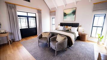 أغطية فراش متميزة وميني بار وخزنة داخل الغرفة وبديكورات فريدة لكل غرفة