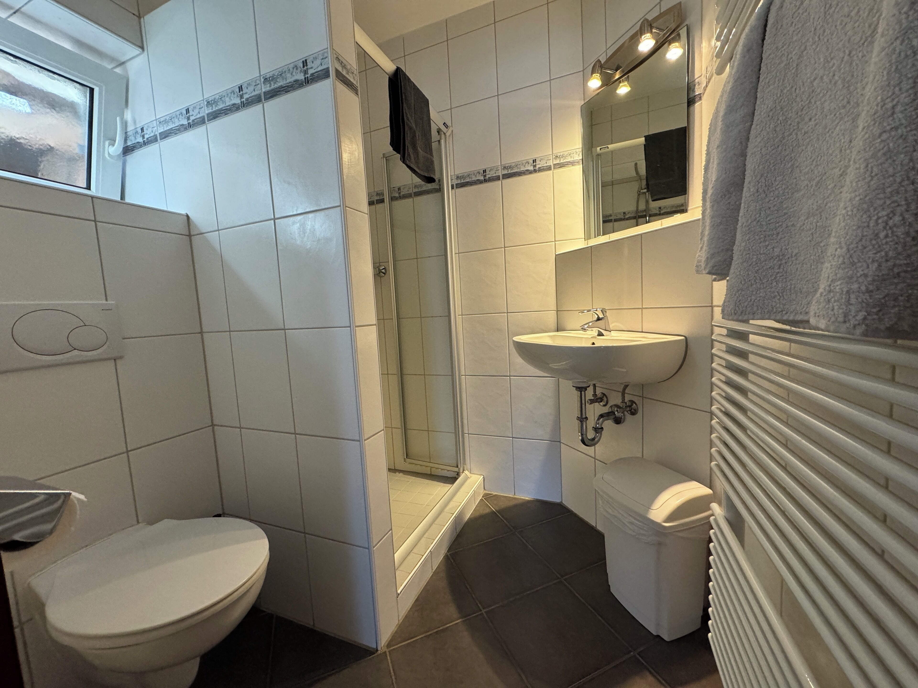 Dobbeltrom | Bad | Dusj, toalettartikler (inkludert), håndklær og såpe