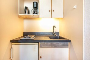 Refrigerador, microondas, parrilla de estufa y cafetera y tetera 