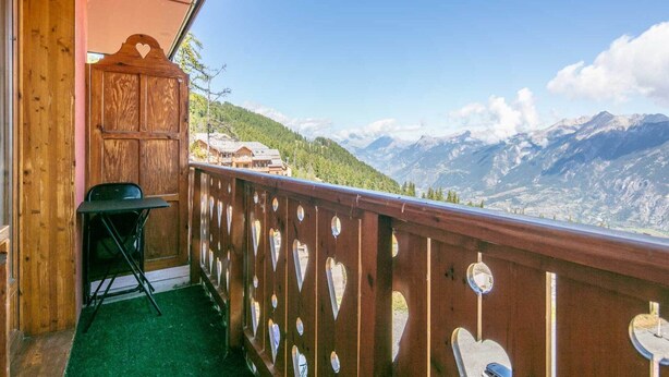 A balcony with a wooden railing and heart-shaped cutouts, overlooking a mountainous landscape. - Peaceful Alpine Escape, Risoul (Risoul)