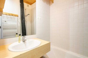 Shower - Peaceful Alpine Escape, Risoul (Risoul)