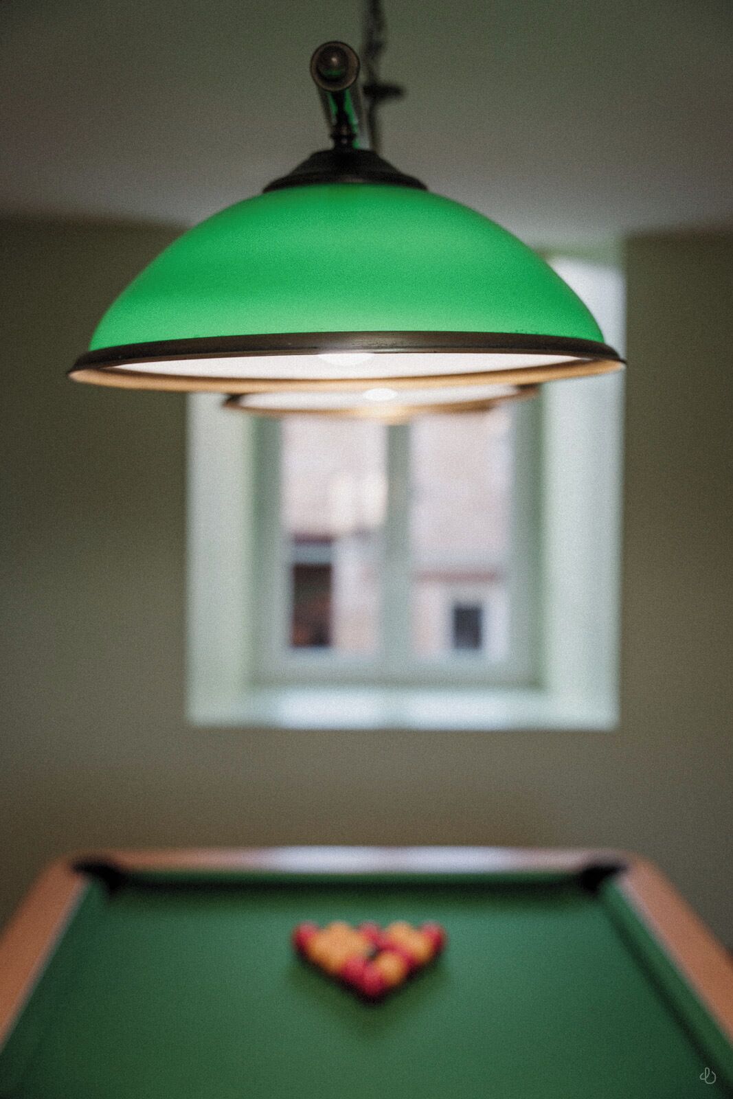 Una mesa de billar verde con una bola blanca y un bolsillo.