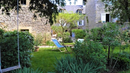 Property grounds. Le Clos du Barry