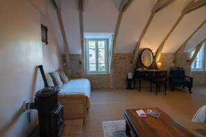 Chambre Grands Voyageurs | Blendingsgardiner og wi-fi (inkludert)