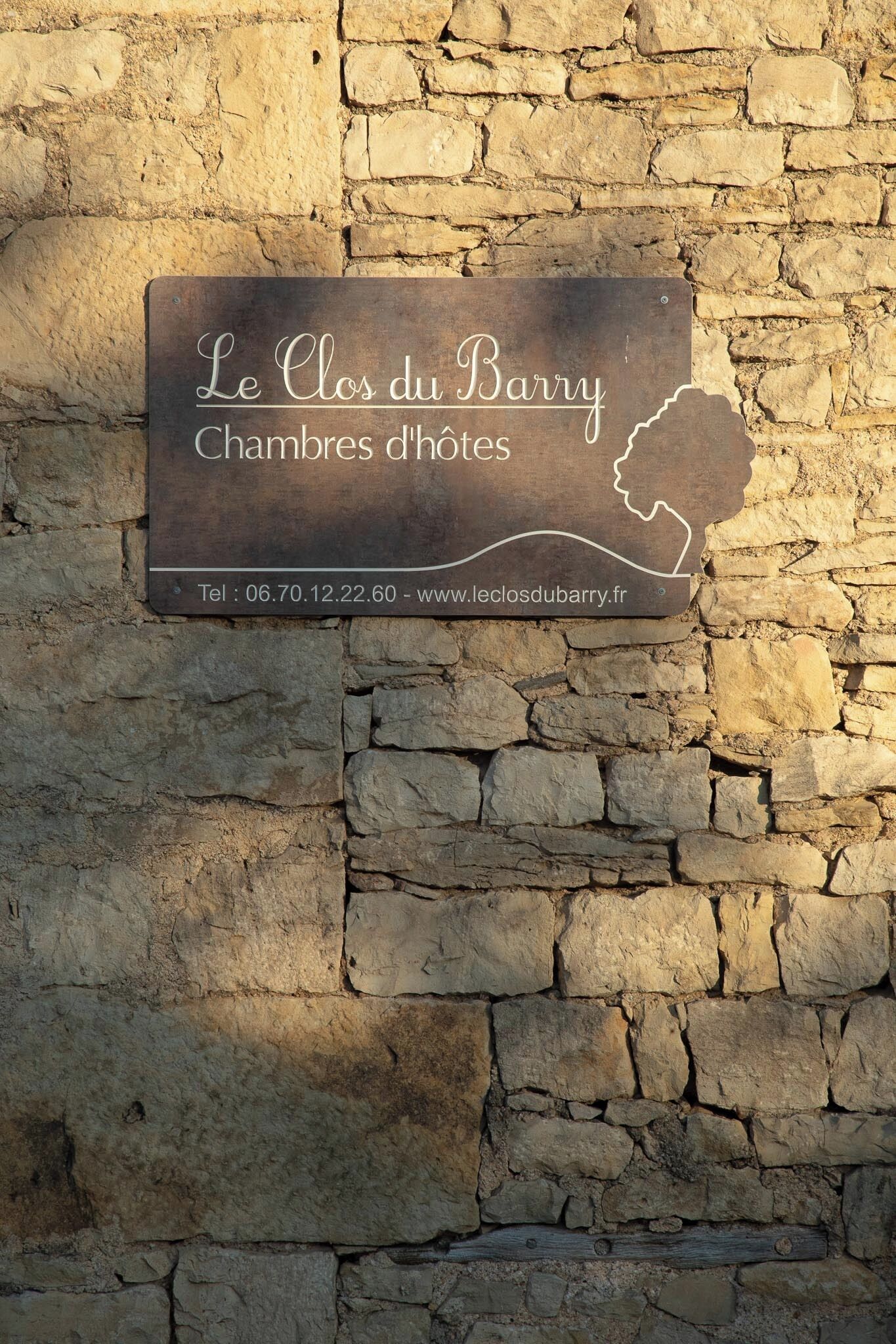Naamplaatje voor Le Clos du Barry, een Chambre d'hôtes, met contactgegevens en website.