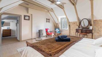 Chambre Grands Voyageurs | Blackout drapes, free WiFi