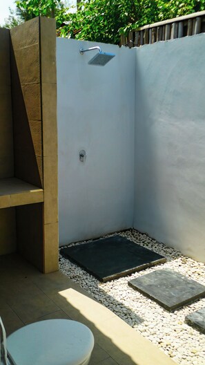 Shower, towels, soap, shampoo - Welly Bungalow (Gili Trawangan)