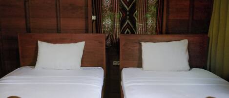 Deluxe dubbelrum eller tvåbäddsrum - utsikt mot poolen | Skrivbord, arbetsyta för laptop och gratis wi-fi