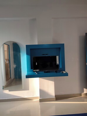 Deluxe Room | Desk - Tantra Beach Resort (Mandrem)