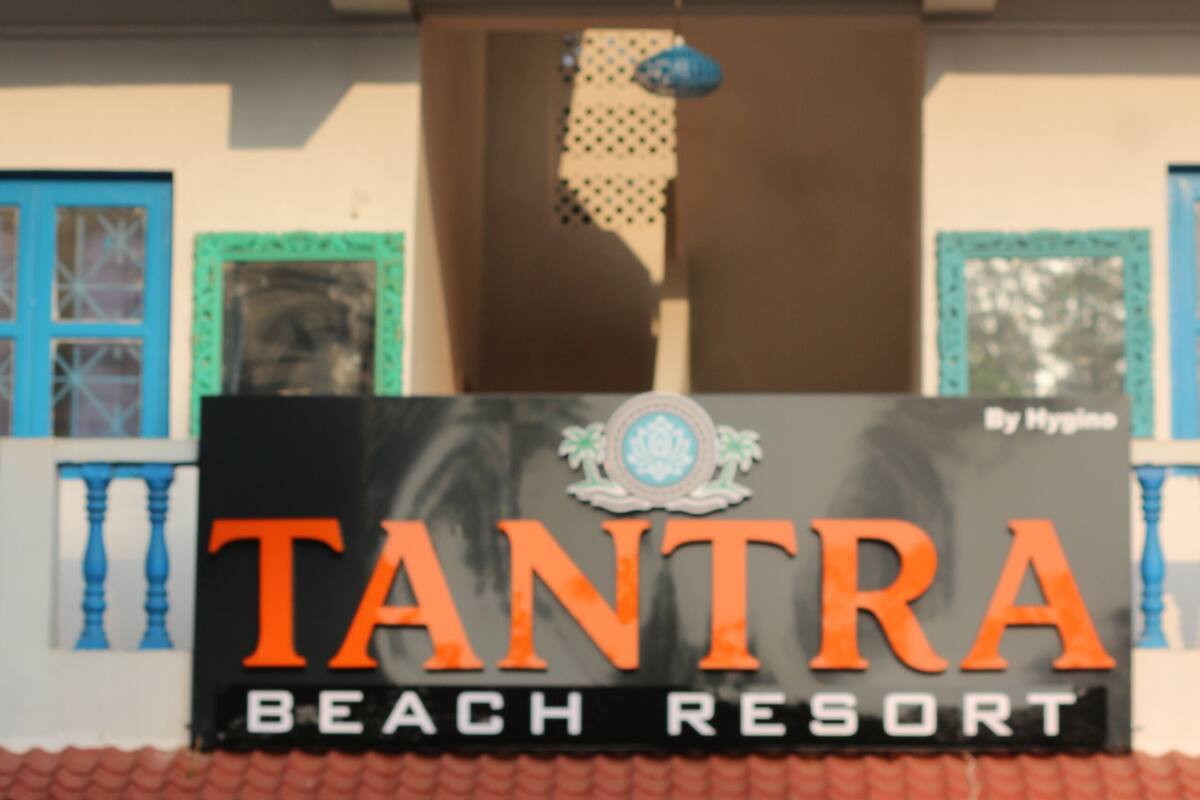Segnale per Tantra Beach Resort con un balcone e uno stemma decorativo.