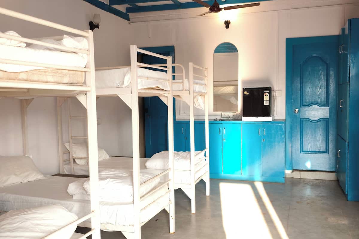 Shared Dormitory | Desk