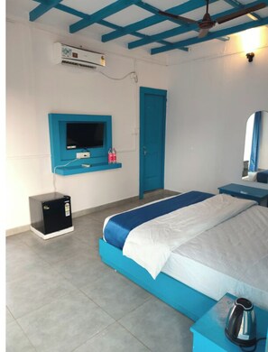 Deluxe Room | Desk - Tantra Beach Resort (Mandrem)