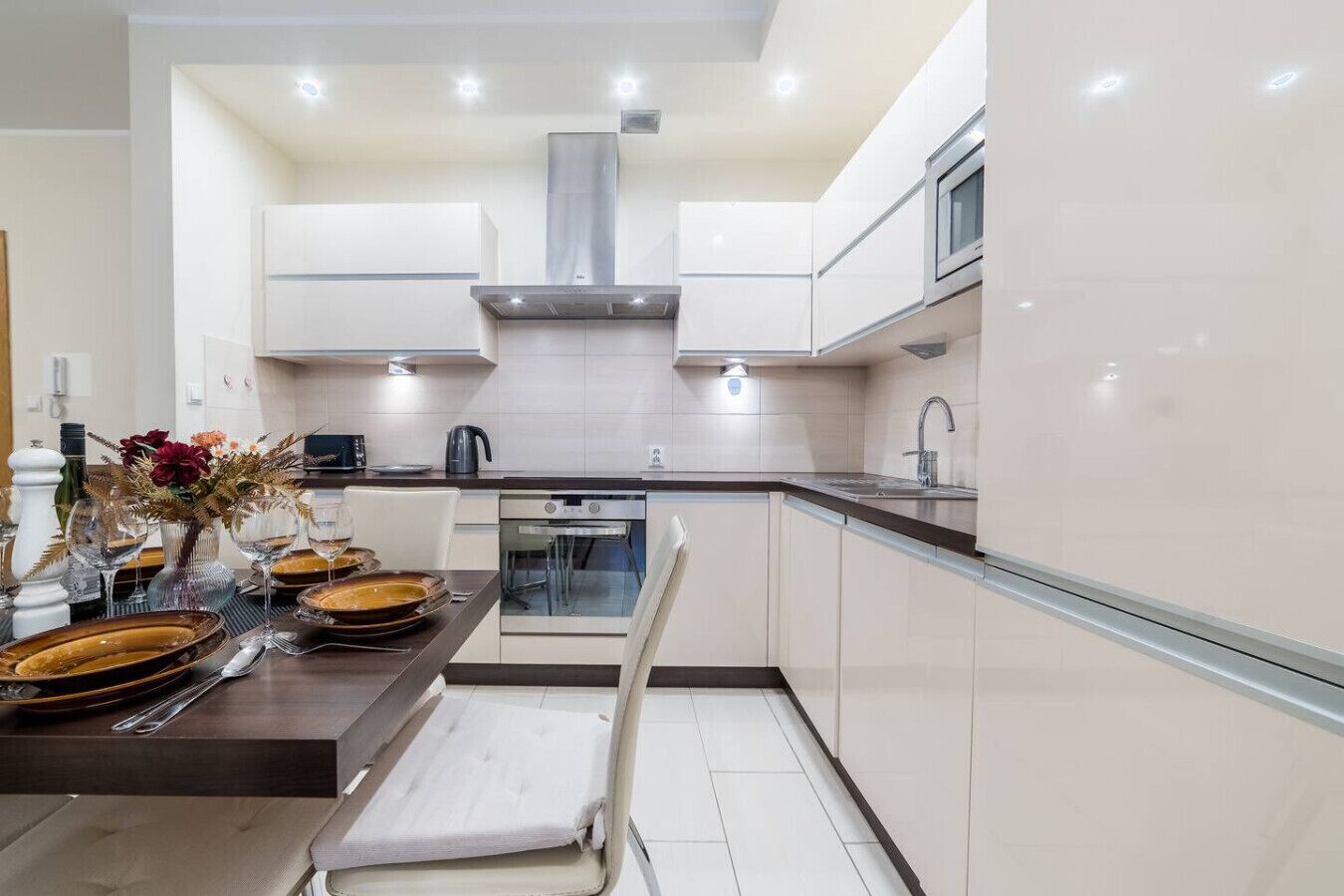 Réfrigérateur, micro-ondes, four, plaque de cuisson