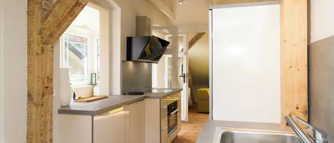 ثلاجة، ميكروويف، فرن، موقد طهي مسطح