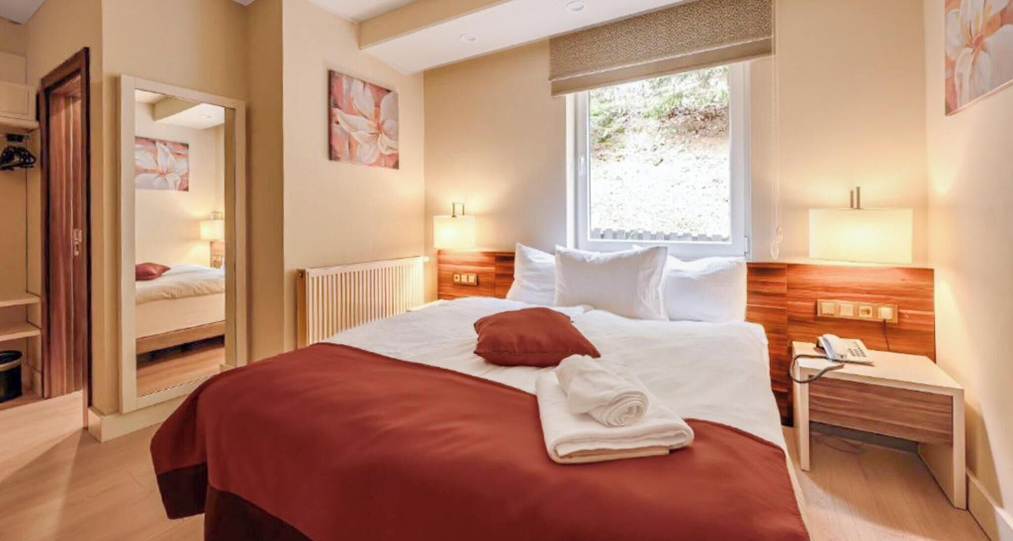 Travel cot, free WiFi