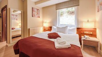 Travel cot, free WiFi