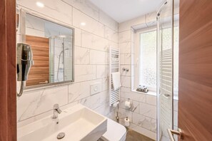 Shower, hair dryer - Schwarzbachtal Double Room Forest Mountain View (Erlbach)
