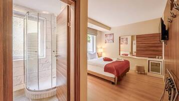 Travel cot, free WiFi