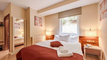 Travel cot, free WiFi