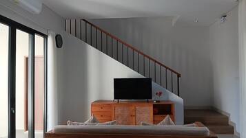 Vila Keluarga, pemandangan kebun | Area keluarga | Smart TV 50-inci dengan saluran TV kabel, Netflix, dan layanan streaming