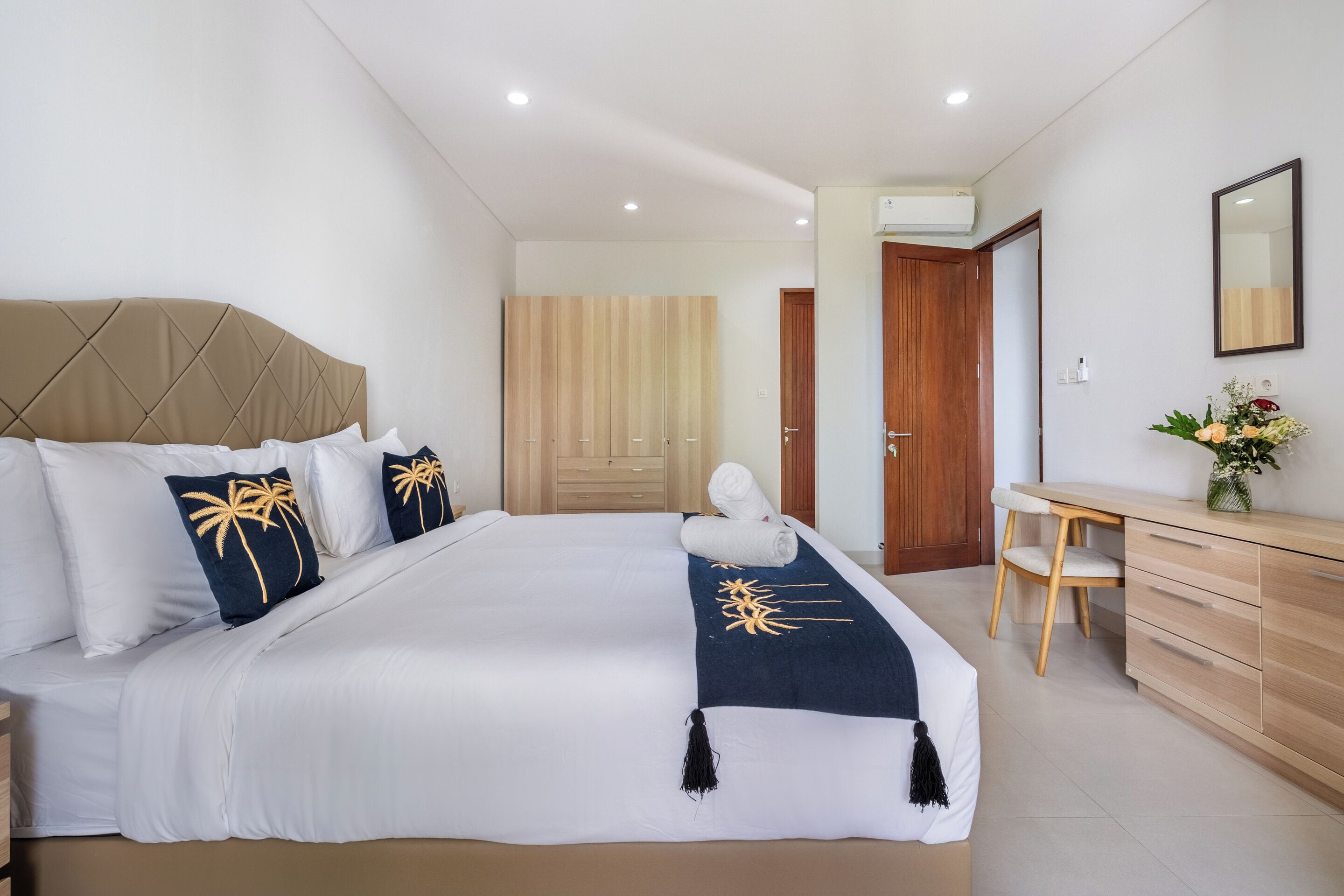 家庭别墅, 花园景观 | 客房内保险箱、办公桌、笔记本电脑工作区、熨斗/熨衣板