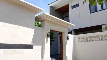 Pintu masuk properti