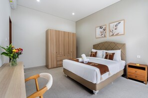 家庭别墅, 花园景观 | 客房内保险箱、办公桌、笔记本电脑工作区、熨斗/熨衣板