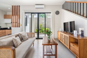 วิลล่าสำหรับครอบครัว, วิวสวน | บริเวณนั่งเล่น | สมาร์ททีวี 50 นิ้ว พร้อมช่องเคเบิล, Netflix, บริการสตรีมมิ่ง