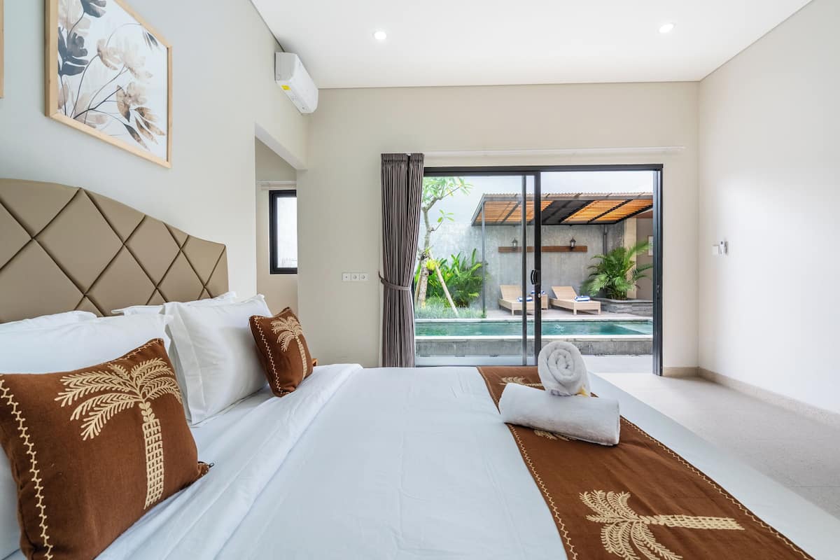 Familievilla, hageutsikt | Safe på rommet, skrivebord og skrivebord for bærbar PC