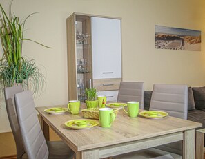 Dining - Welcome to apartment 52 in house 2 of the Vier Jahreszeiten complex (Großenbrode)
