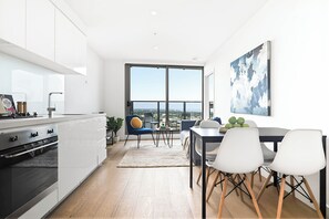 Private kitchen - Executive 2BR Southbank Suite |  City View, Pool & Gym (Southbank)