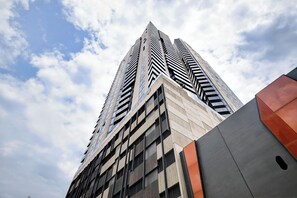 Exterior - Executive 2BR Southbank Suite |  City View, Pool & Gym (Southbank)
