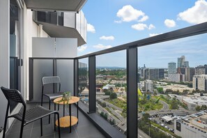 Property grounds - Executive 2BR Southbank Suite |  City View, Pool & Gym (Southbank)