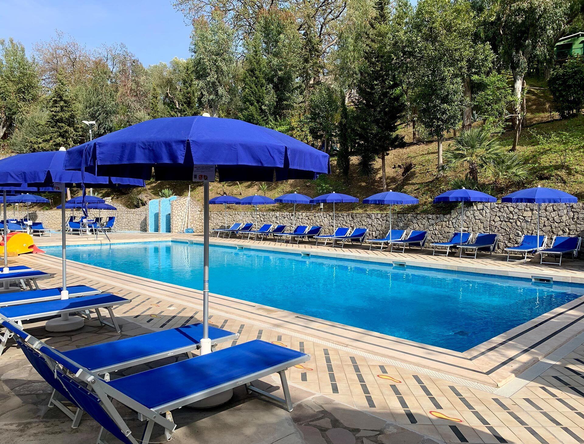 Außenpool (je nach Saison geöffnet), Sonnenschirme, Liegestühle