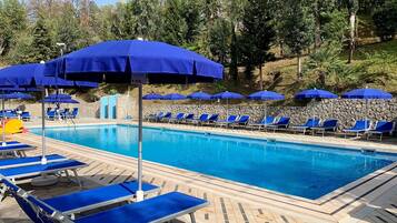 Außenpool (je nach Saison geöffnet), Sonnenschirme, Liegestühle