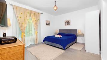 Family Apartment | Blackout curtains, soundproofing, iron/ironing board, free WiFi