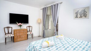 APT 3 - Family Apartment | 고급 침구, 암막 커튼, 방음 설비, 다리미/다리미판