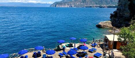 Yksityinen ranta, aurinkotuoleja, aurinkovarjoja, rantapyyhkeitä