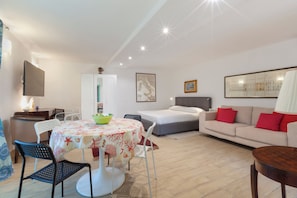 APT 1 - Classic Family | Blackout drapes, soundproofing, iron/ironing board, free WiFi - Gaiano APT (Sorrento)