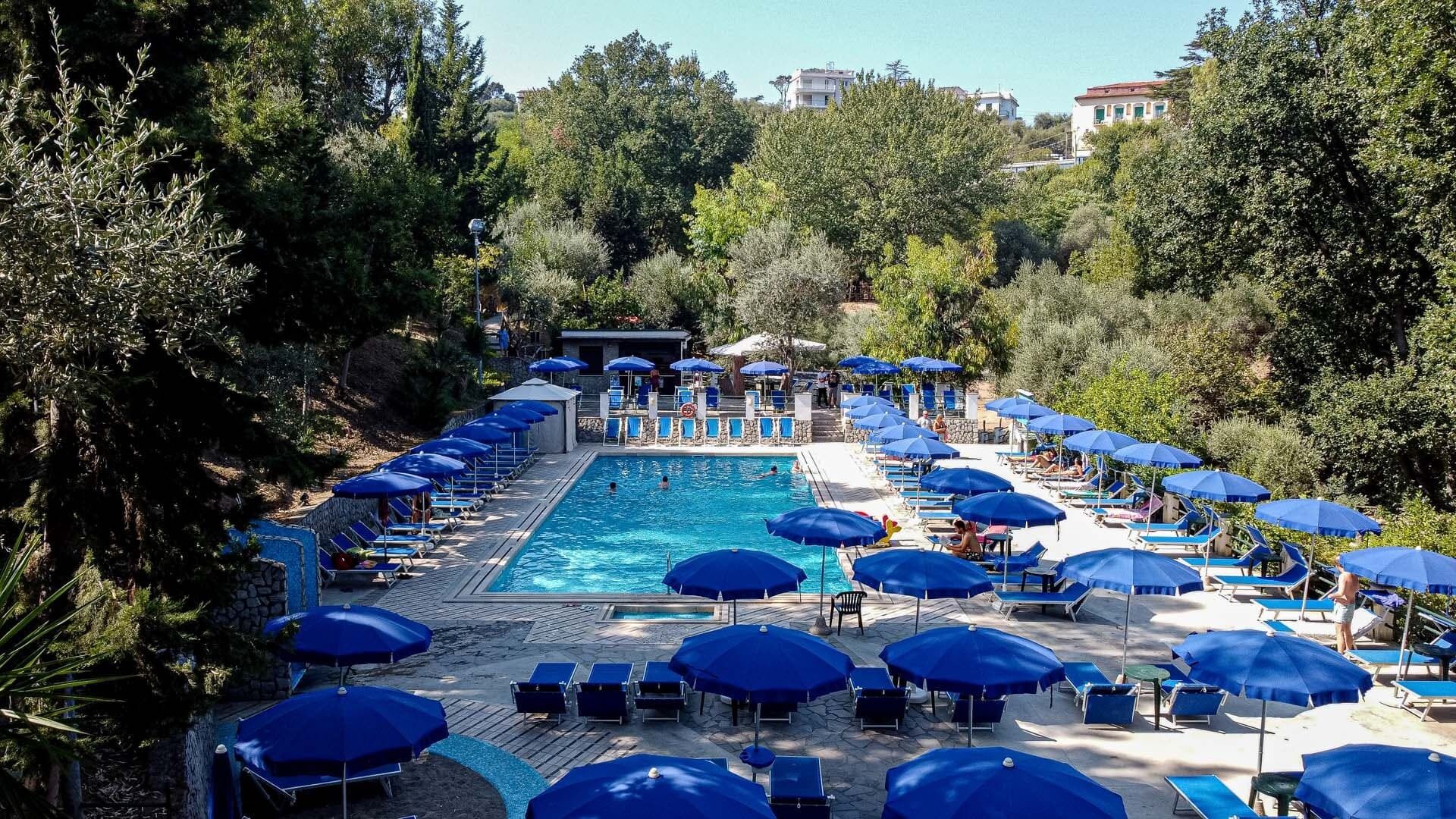 季節限定屋外プール、営業時間 9:00 ～ 18:30、プール パラソル、サンラウンジャー